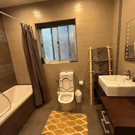 Apartment Spacious 3-bedroom In - Near Beach & Bus *