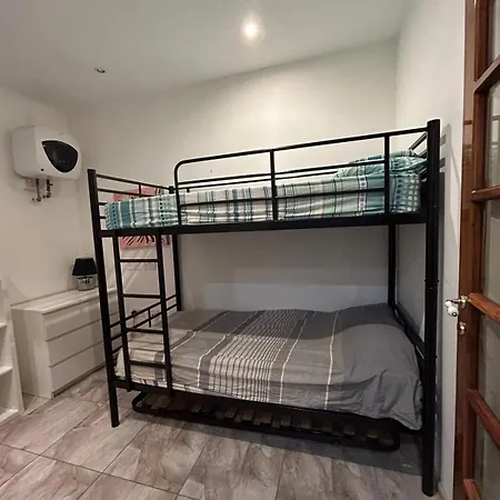 Apartment Spacious 3-bedroom In - Near Beach & Bus