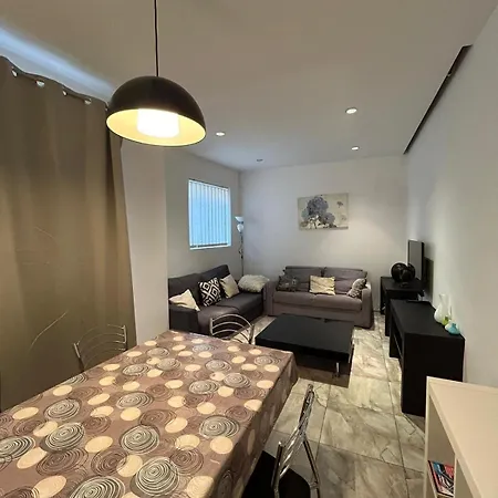 Spacious 3-bedroom In - Near Beach & Bus *
