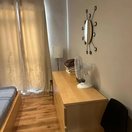 Spacious 3-bedroom In - Near Beach & Bus Apartment