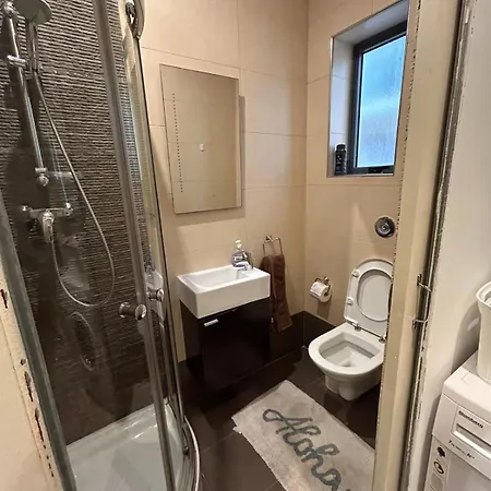 Spacious 3-bedroom In - Near Beach & Bus Apartment