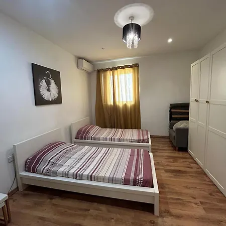 Apartment Spacious 3-bedroom In - Near Beach & Bus