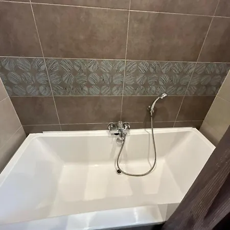 Apartment Spacious 3-bedroom In - Near Beach & Bus