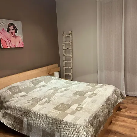 Apartment Spacious 3-bedroom In - Near Beach & Bus