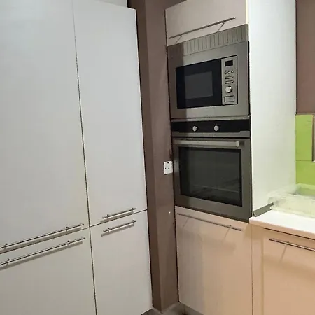 Spacious 3-bedroom In - Near Beach & Bus Apartment