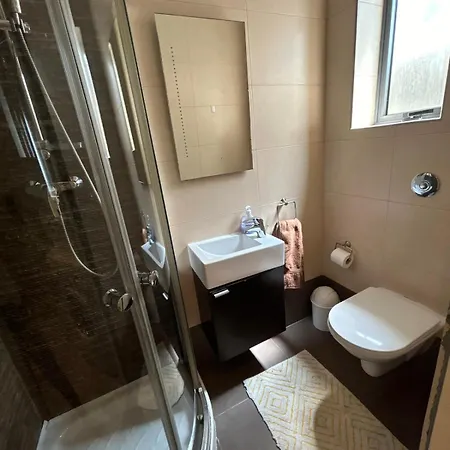 Διαμέρισμα Spacious 3-bedroom In - Near Beach & Bus *