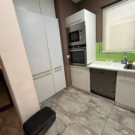 Spacious 3-bedroom In - Near Beach & Bus *
