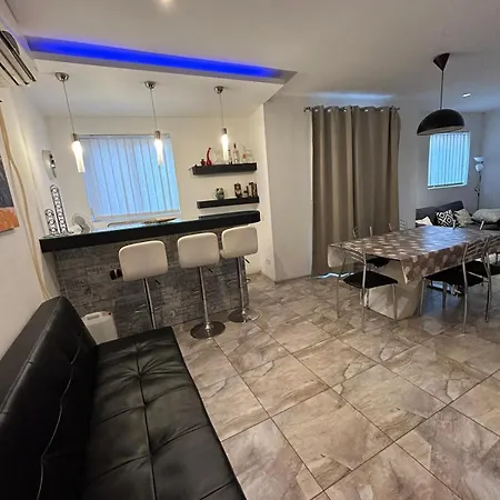 Διαμέρισμα Spacious 3-bedroom In - Near Beach & Bus *