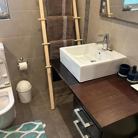 Spacious 3-bedroom In - Near Beach & Bus *