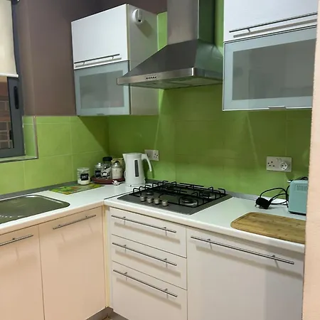 Spacious 3-bedroom In - Near Beach & Bus Διαμέρισμα *