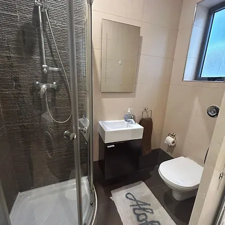 Spacious 3-bedroom In - Near Beach & Bus