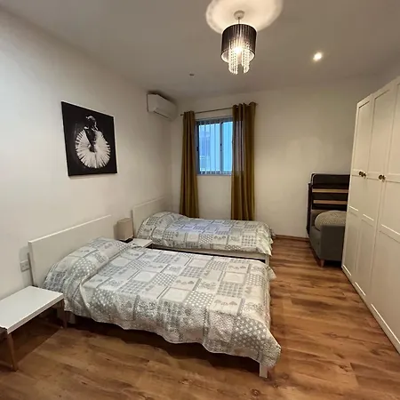 Spacious 3-bedroom In - Near Beach & Bus *